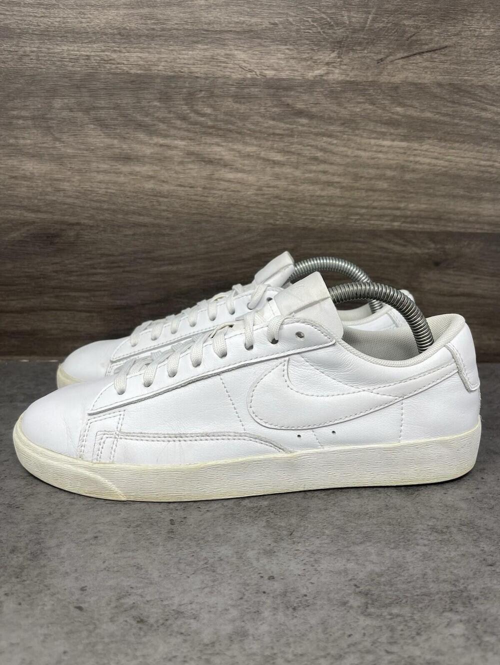Nike Blazer Low LE Triple White Sneakers Womens Size 8.5 Low Top Leather AV9370
